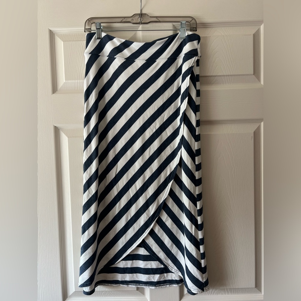 Athleta faux wrap skirt. Navy/white. Size medium. Great condition!